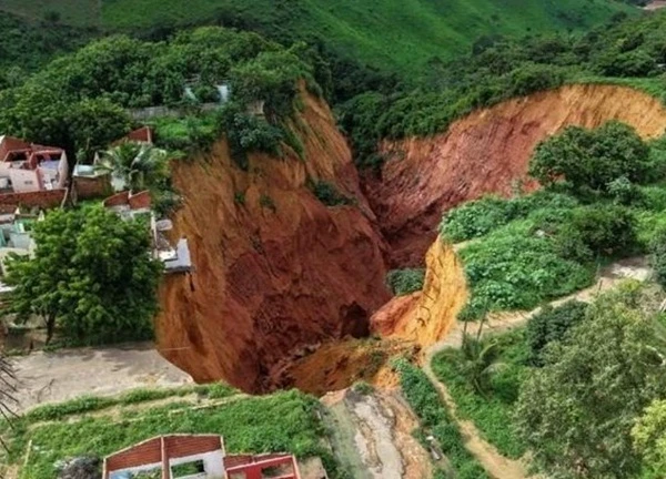 Thành phố ở Brazil ban bố tình trạng khẩn cấp sau khi xuất hiện những hố sụt lớn