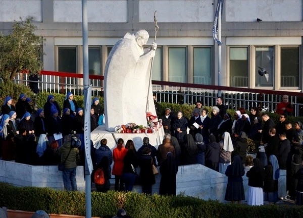 Vatican thông báo Giáo hoàng Francis nguy kịch