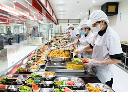 "Đột nhập" canteen trường quốc tế sở hữu kiến trúc đẹp mê: Đồ Âu - đồ Á có đủ, nhìn suất ăn đầy đặn mà ai cũng cồn cào