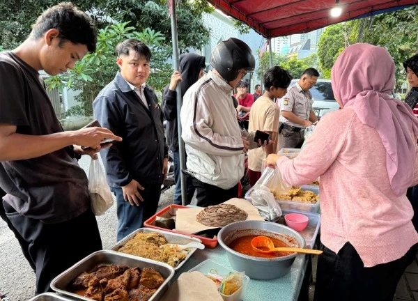 Đường phố vắng vẻ trong ngày đầu tháng lễ Ramadan ở Jakarta