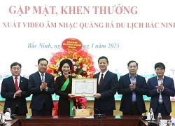 Hòa Minzy nhận khen thưởng từ lãnh đạo tỉnh Bắc Ninh