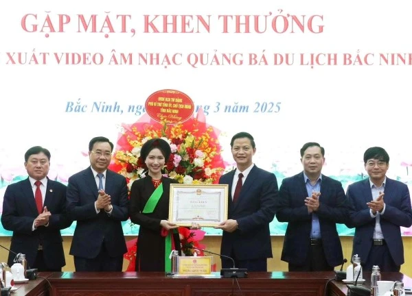 Hòa Minzy nhận khen thưởng từ lãnh đạo tỉnh Bắc Ninh