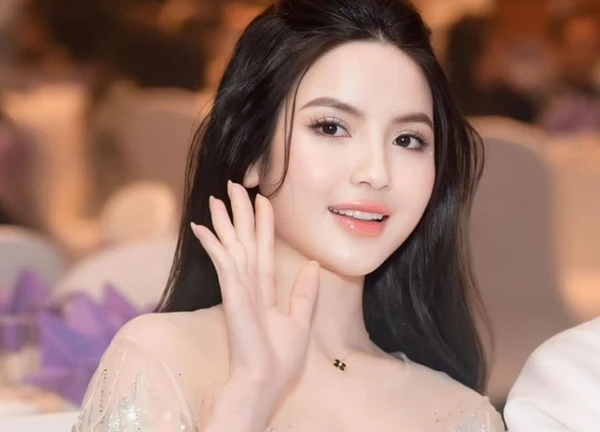 Nàng WAG Chu Thanh Huyền "lên đồ" được khen xinh như hoa hậu nhưng 2 giây suýt té ở chốn đông người mới chiếm spotlight