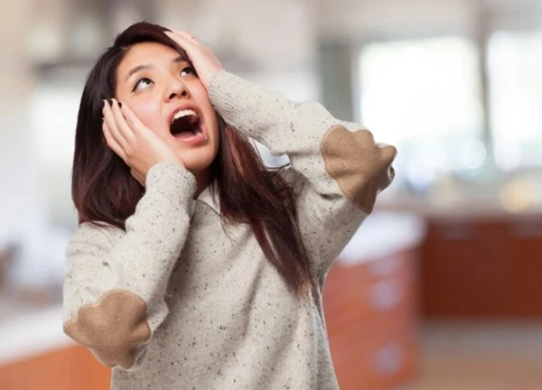 Bố chồng không có lương hưu, tôi vẫn chăm sóc chu đáo, lúc hấp hối, ông đưa tôi cái gối rách rồi thì thào: "Cho con dâu"