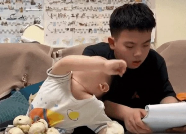 Khi "cái chùa" ở cạnh "cái chợ": Anh trai mệt mỏi vì bài vở còn phải trông nhóc em siêu quậy chỉ mê ăn