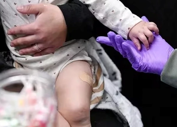 Cha mẹ 'anti vaccine', bé gái 4 tuổi gánh hậu quả