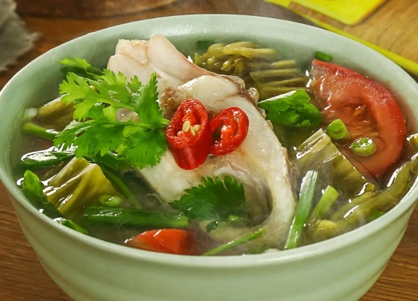 Có cần rán cá trước khi nấu canh?
