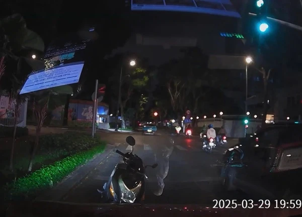 CSGT TP.HCM làm rõ vụ xe máy chạy ngược chiều, chặn đầu ô tô