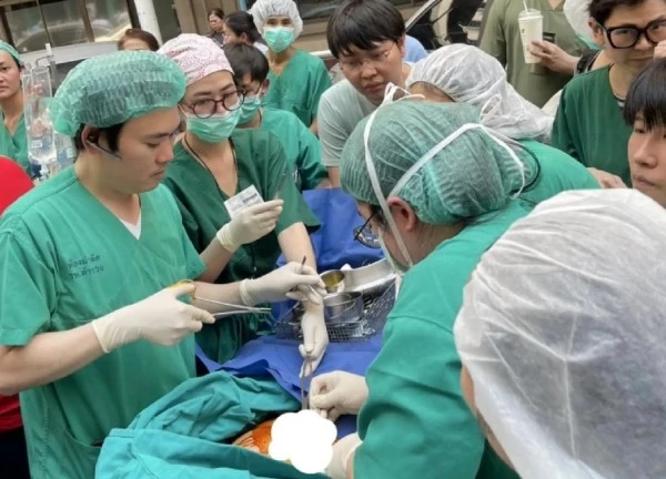 Động đất tại Thái Lan: Bác sĩ phẫu thuật ngoài trời để chạy đua cứu sống bệnh nhân