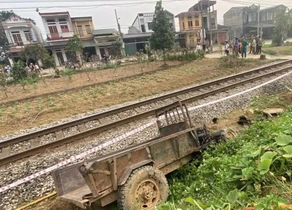 Xe công nông va chạm với tàu hỏa, một người tử vong