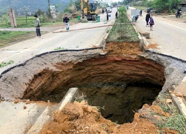 Xuất hiện 'hố tử thần' trên quốc lộ 3B sau tiếng động lớn