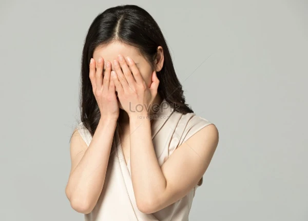 Mẹ chồng vừa qua đời, tôi rơi nước mắt hối hận khi dọn dẹp tủ quần áo của bà