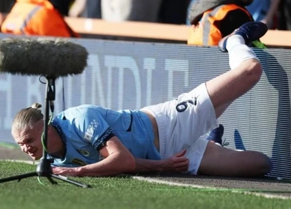 Roy Keane chỉ trích Haaland vì cười đùa