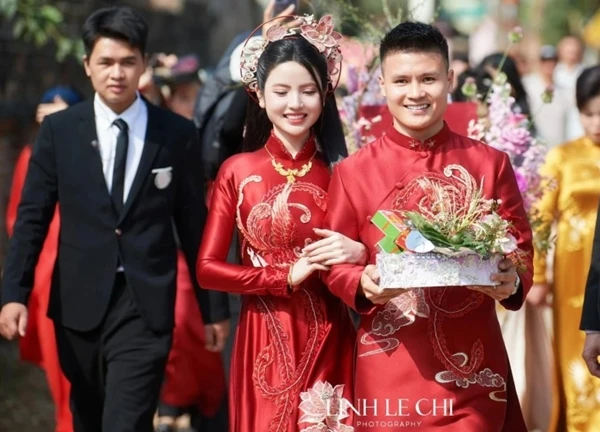 Viral video Chu Thanh Huyền mệt mỏi ngồi cạnh Quang Hải bên bàn nhậu sau loạt drama, sự thật là gì?