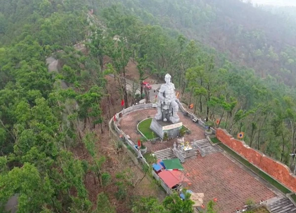 Đền Cao An Phụ đẹp lạ trong sương