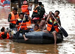 Mưa lớn gây ngập sâu đến 3 m ở thủ đô Indonesia, hàng ngàn người sơ tán