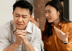 Chồng rút 10 triệu mua quà 8/3, tôi hí hửng mừng thầm cho đến khi thấy tên 2 cô gái được ghi trên thiệp