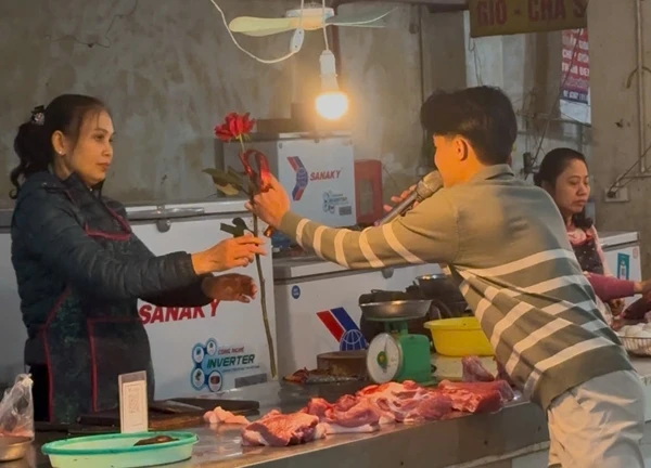 Clip chàng trai hát tặng các cô bán hàng ở chợ nhân ngày 8/3 gây sốt