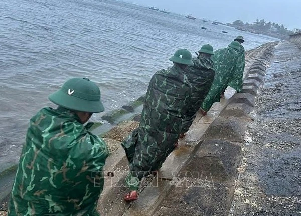 Khẩn trương tìm kiếm thuyền viên mất tích trên biển, cứu hộ tàu cá mắc cạn