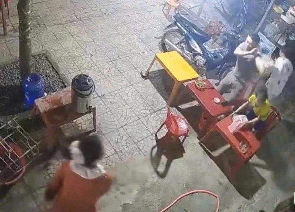 Ngồi trong quán ăn, bé trai bất ngờ bị một phụ nữ ném vật cứng vào đầu