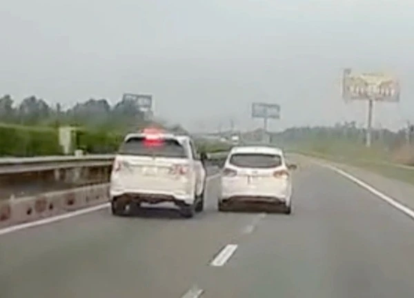 Tài xế ô tô bật đèn xi nhan, suýt gây tai nạn trên cao tốc TPHCM - Dầu Giây