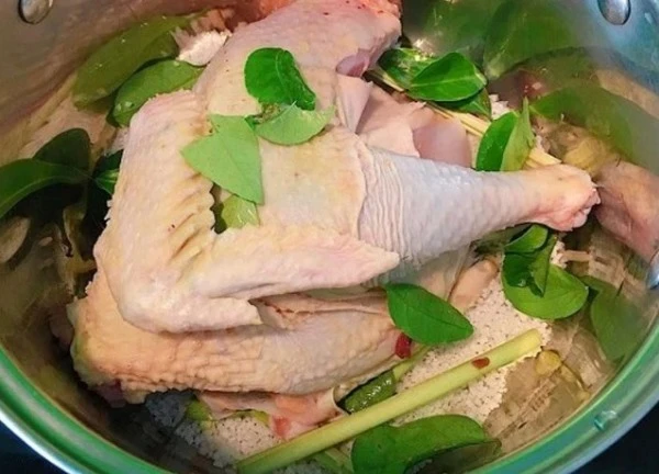 Chỉ với vài bước đơn giản, không tốn thời gian, bạn đã có ngay món gà hấp lá chanh không cần nước rất thơm ngon, đúng vị