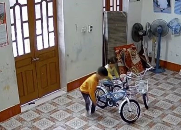 Món quà được người mẹ đặt giữa nhà và phủ chăn kín mít khiến dân tình hoài nghi, vài giây sau lại mỉm cười hạnh phúc