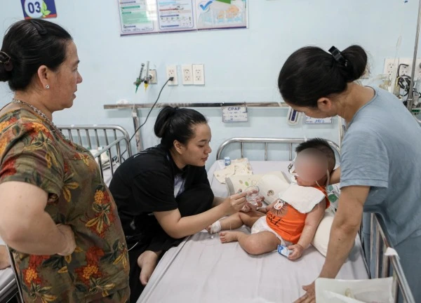 Những em bé đeo ống thở, mệt nhoài trong viện vì không tiêm vaccine sởi