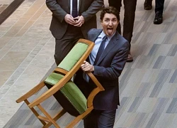 Thủ tướng Canada Trudeau gây bão khi vác ghế ra khỏi hạ viện