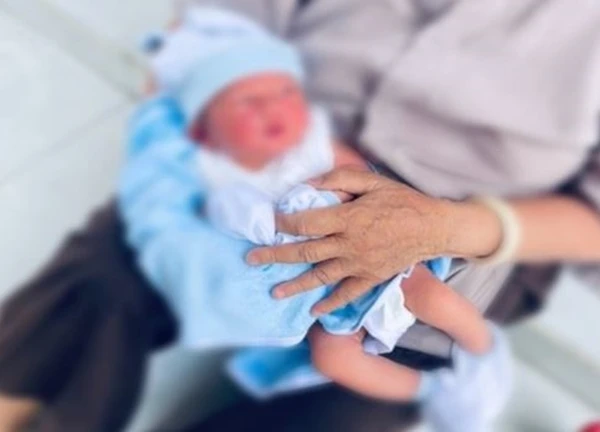 Xót xa bé sơ sinh bị mẹ bỏ rơi, kèm tờ giấy ghi "không bao giờ tìm con"