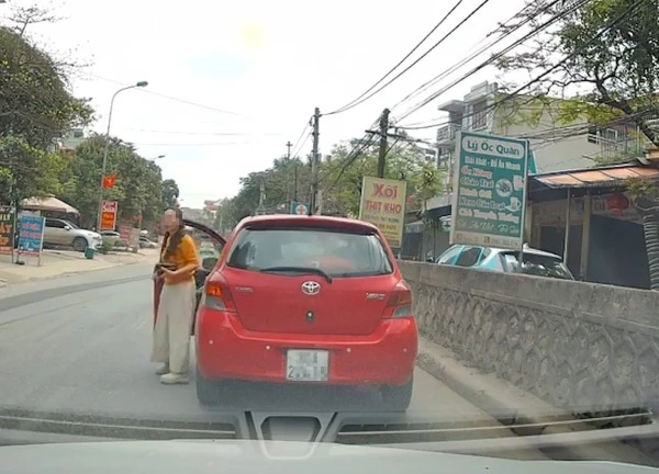 Nữ tài xế bất ngờ dừng ô tô giữa đường rồi bỏ đi