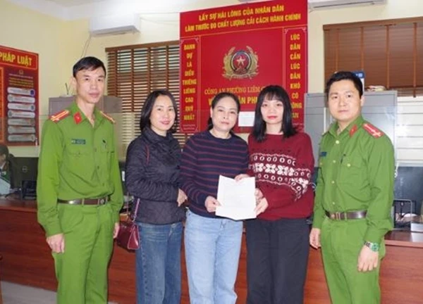 Phát hiện tài khoản có thêm 400 triệu đồng, nhưng không thấy ai liên hệ đòi tiền, cô gái sinh 1994 người Hà Nam lập tức báo công an phường