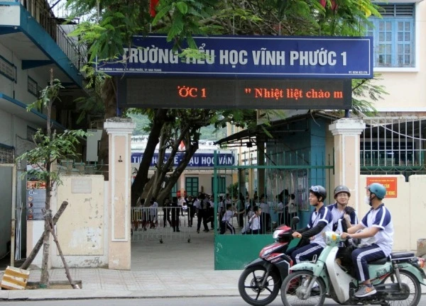 Cô giáo tố bị 2 người đàn ông làm nhục giữa sân trường: Khởi tố vụ án