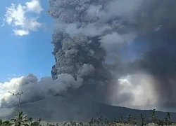 Indonesia cảnh báo mức cao nhất do núi lửa Lewotobi Laki-Laki phun trào