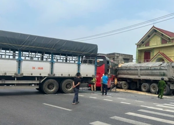 Quảng Bình: Tai nạn liên hoàn, 8 người bị thương