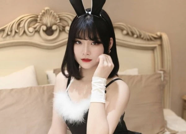 Sự hết thời của một nữ ca sĩ: Rẽ hướng đóng phim 18+, tham tiền đến mức làm streamer khoe thân phản cảm