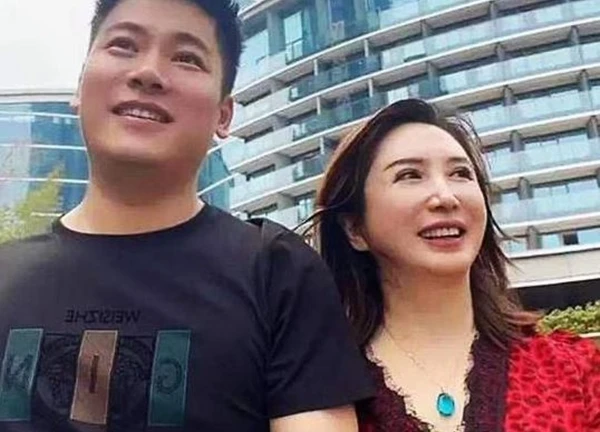 Bất ngờ gia thế của người phụ nữ 50 tuổi yêu chàng trai 34 tuổi