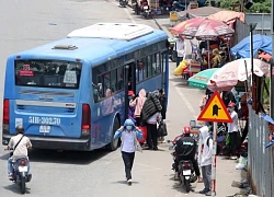 Hành khách kẹt balo khi xuống xe buýt, đình chỉ ngay tài xế