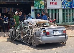 Ô tô lao lên vỉa hè tông gãy biển báo, 2 người văng khỏi xe