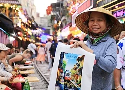 'Phố càphê đường tàu' dù bị cấm vẫn đông du khách đến 'check in'