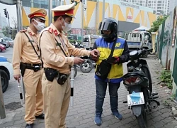 Tài xế xe ôm công nghệ: "Tôi che biển số để né phạt nguội"