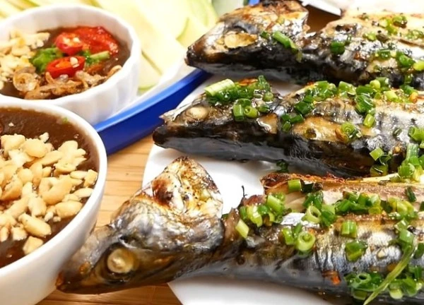 Cách làm cá nục nướng mỡ hành cuốn bánh tráng mềm ngọt, thơm lừng