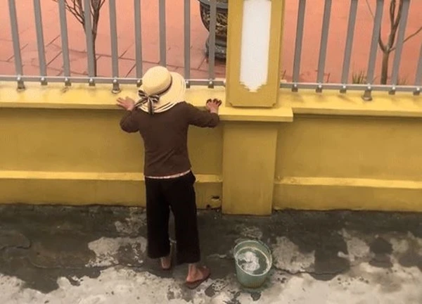 Hàng xóm quay lén cảnh người phụ nữ Vĩnh Phúc hì hụi trước cổng nhà, thốt lên: Tôi chẳng dám làm gì bậy bạ!