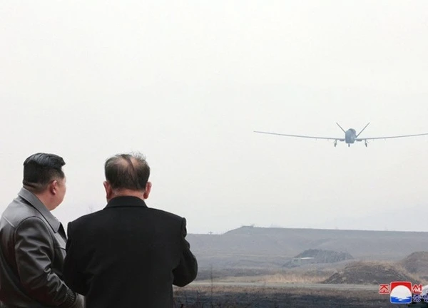 Ông Kim Jong-un thị sát thử nghiệm UAV cảm tử công nghệ AI