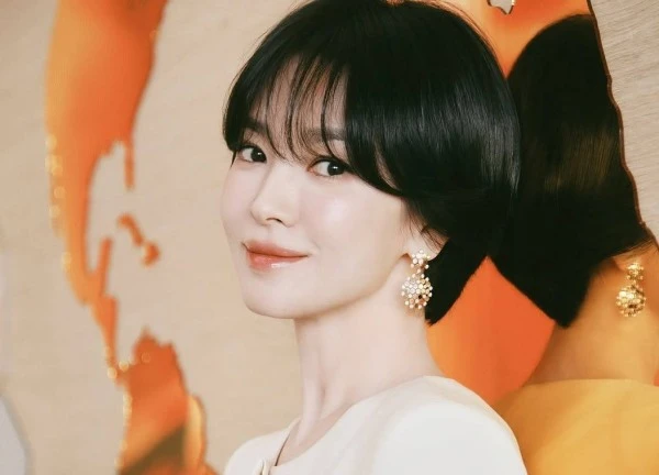 Song Hye Kyo khốn khổ vì bị 1 người đàn ông kiểm soát