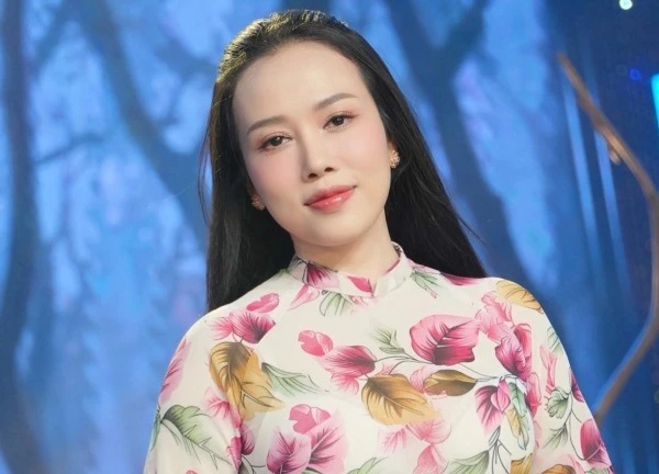 Ca sĩ bolero Quang Như Ý ở nhà thuê, đi xe công nghệ giữa tin cặp đại gia