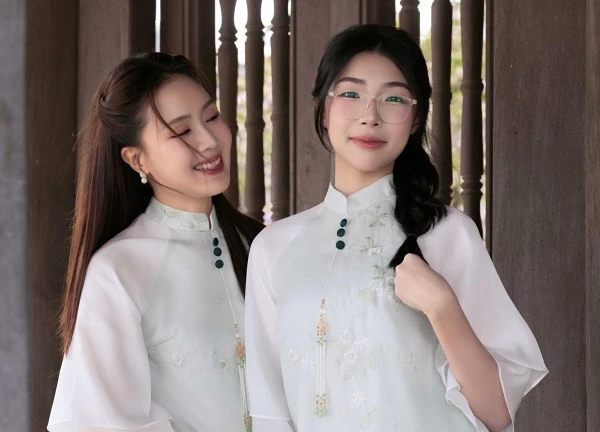 Con gái xinh như hoa hậu của diễn viên Hồng Diễm