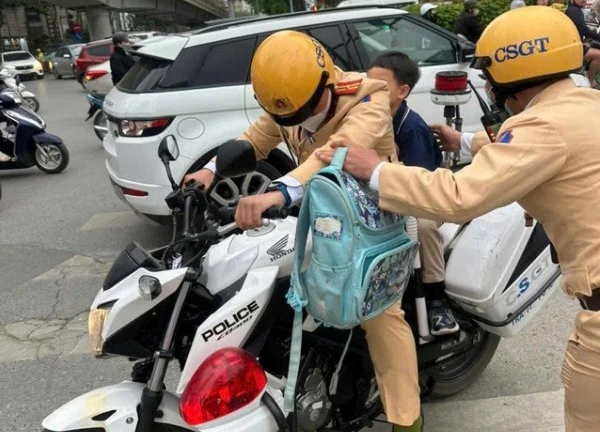 CSGT đưa cháu bé đi lạc quay lại trường học