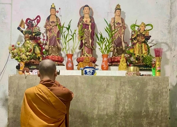 Cuộc sống của nam ca sĩ Việt đẹp trai, giàu có sau 1 năm bỏ lại tất cả tài sản, cạo đầu đi tu