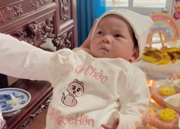 Dân mạng đua nhau chia sẻ clip em bé 1 tháng tuổi "lườm bố cháy mặt"